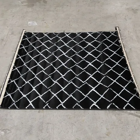 ZIGZAG NOIR DIAMOND PATTERN RUG - BLACK // SIZE: 120 X 160cm