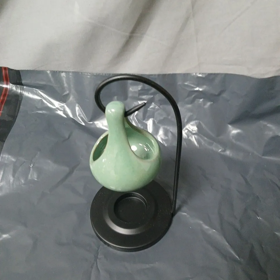 BOX OF APPROXIMATELY 15 ASSORTED HOUSEHOLD ITEMS INCLUDING FRESH SYSTEM STORAGE CONTAINER , OIL BURNER AND CHRISTMAS PLACE MAT 