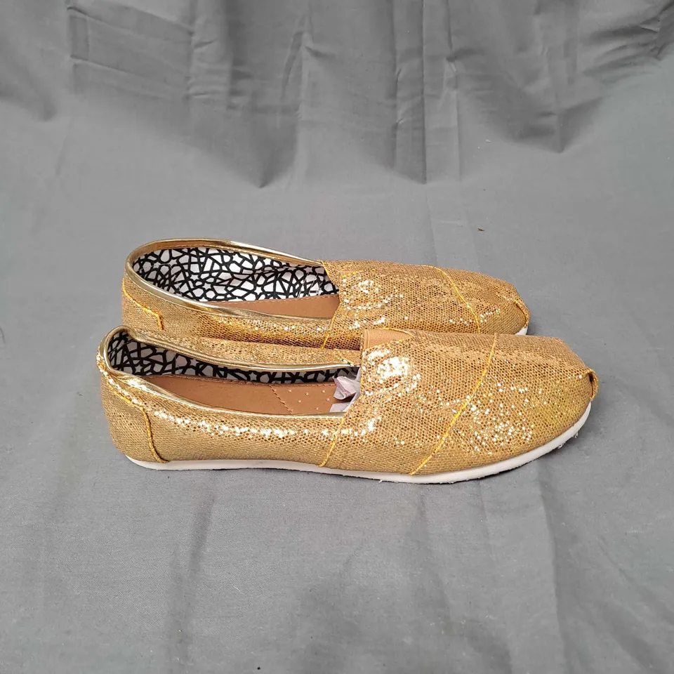 BOX OF APPROXIMATELY 20 PAIRS OF SLIP ON SHOES IN GOLD - VARIOUS SIZES