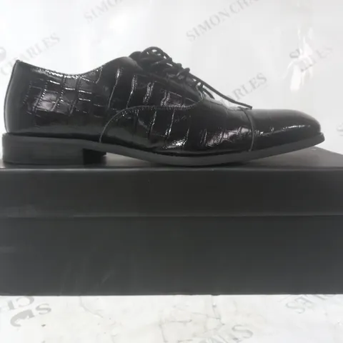 BOXED PAIR OF GIANNI FERAUD CROC LACE UP BROGUES IN BLACK UK SIZE 10