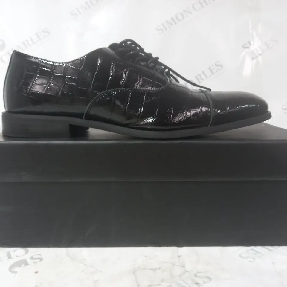 BOXED PAIR OF GIANNI FERAUD CROC LACE UP BROGUES IN BLACK UK SIZE 10