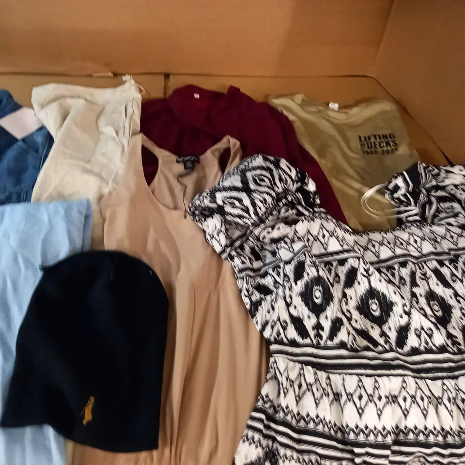LARGE QUANTITY OF ASSORTED CLOTHING ITEMS TO INCLUDE PRETTYLITTLETHING AND NEW LOOK