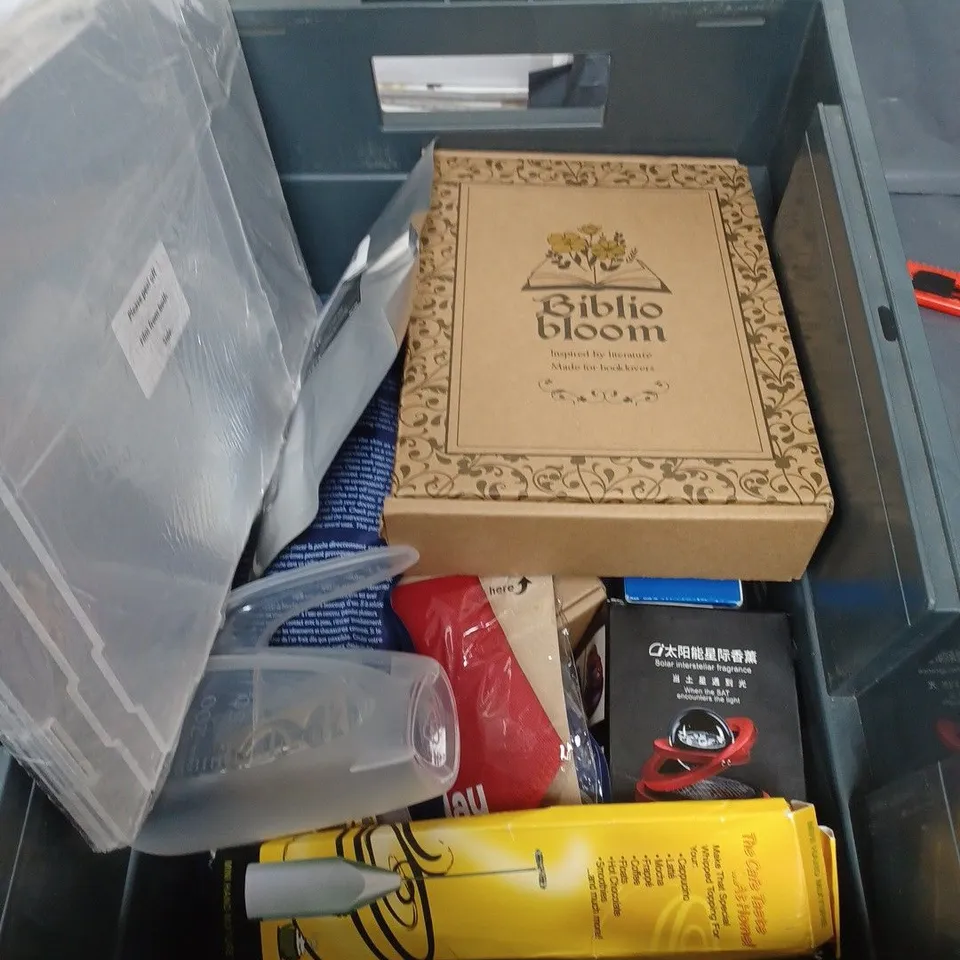 BOX OF APPROXIMATELY 15 ASSORTED HOUSEHOLD ITEMS TO INCLUDE CLOTHES STAIN REMOVER, REUSUABLE HOT & COLD PACK ETC