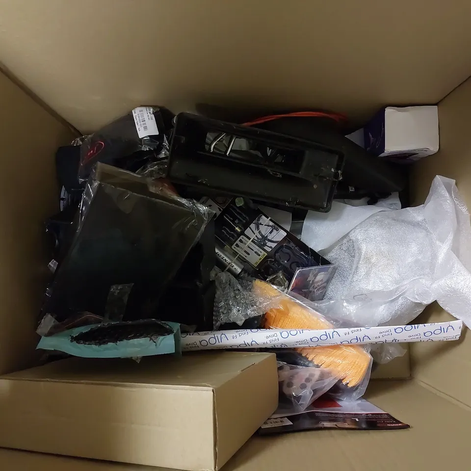 BOX OF APPROX 10 ITEMS TO INCLUDE TRIPLE GAUGE KIT B734, CAR AIR VENT HOLDER AND SEATBELT CONNECTOR
