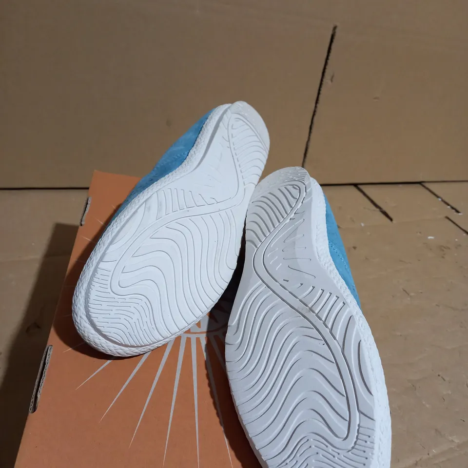 EARTH SPIRIT CUIR VERITABLE LEATHER SHOE - UK SIZE 6, IN PEARL BLUE 