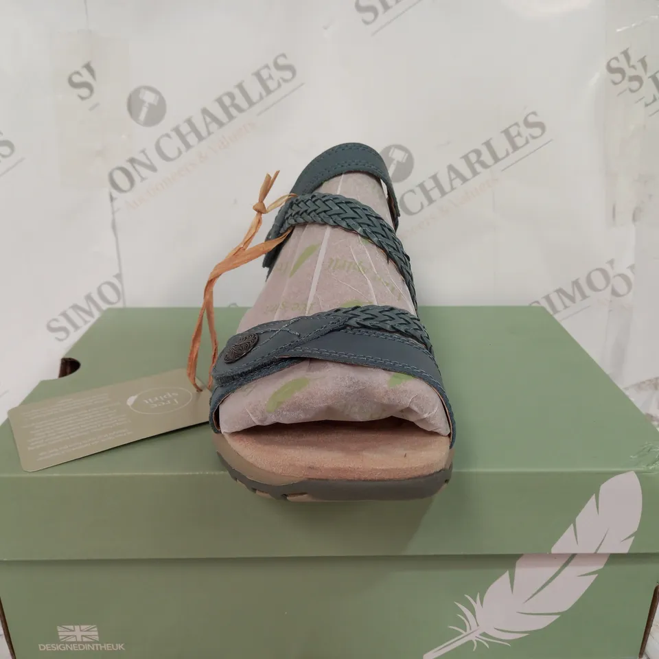 BOXED FREE SPIRIT MALIBU HIGH FLAT SANDLAS WITH OPEN TOE - SIZE 7 