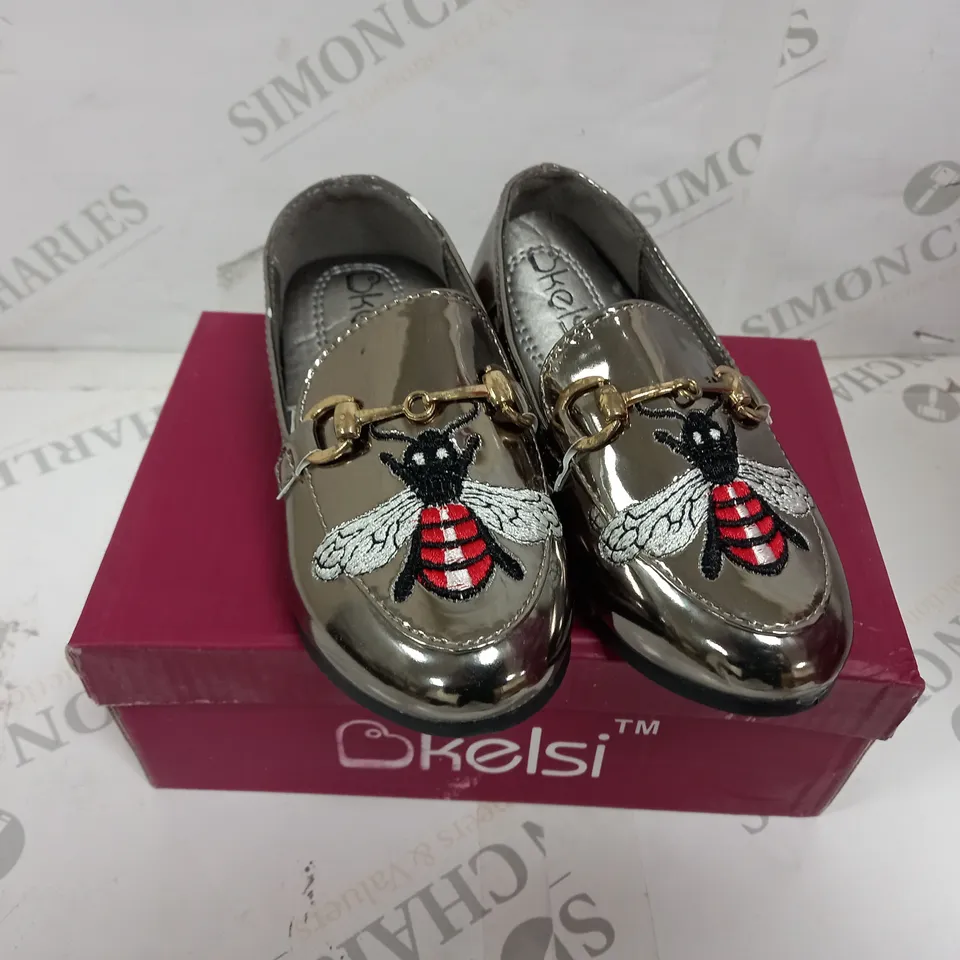 APPROXIMATELY 14 BOXED PAIR OF KELSI KIDS BUTTERFLY EMBROIDERED LOAFERS IN GUN TO INCLUDE SIZES 1, 8, 9, 10, 11, 12, 13