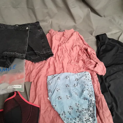 BOX OF APPROXIMATELY 25 ASSORTED CLOTHING ITEMS TO INCLUDE - DRESSES - TOPS - NIGHTWEAR - ETC