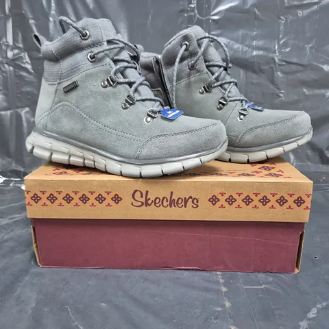 BOXED PAIR OF SKECHERS SYNERGY BOOTS IN GREY SIZE 5