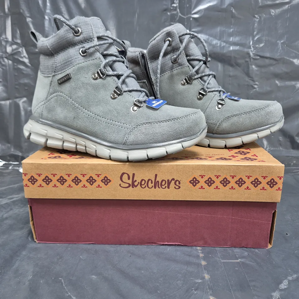 BOXED PAIR OF SKECHERS SYNERGY BOOTS IN GREY SIZE 5