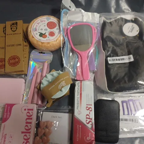 LOT OF APPROXIMATELY 20 ASSORTED HEALTH AND BEAUTY ITEMS TO INCLUDE TEXTURE COMBS, NAIL CARE SET AND HAIR ACCESSORIES