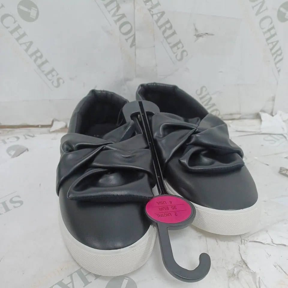 BOX OF APPROXIMATELY 10 LOW BOW SHOE IN BLACK 