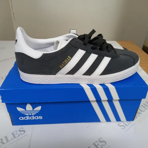BOXED ADIDAS ORIGINAL GAZELLE TRAINERS SIZE 4