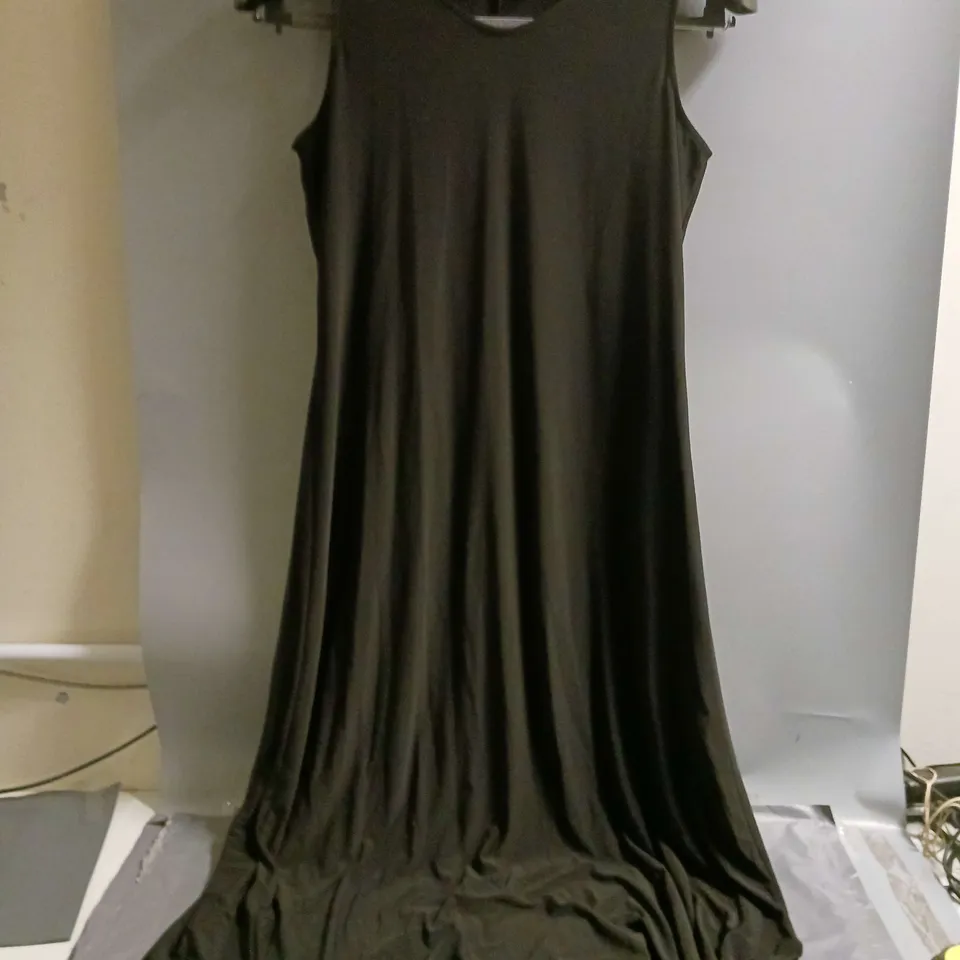 APPROXIMATELY 20 LADIES CLOTHING ITEMS TO INCLUDE TOPS AND DRESSES