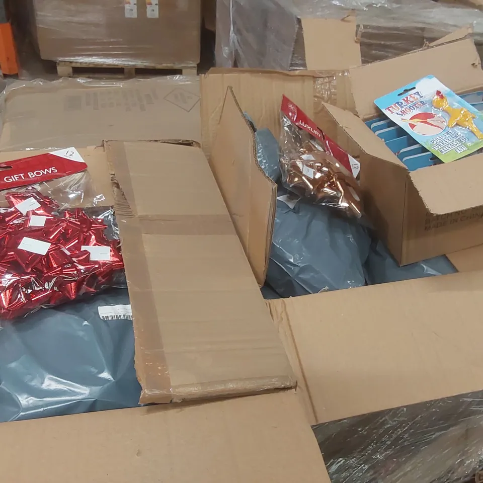 PALLET TO CONTAINING A VERY LARGE QUANTITY OF ASSORTED ITEMS INCLUDING: TURKEY SHOOTER GAMES, GIFT WRAP SETS, BAUBLES, LUXURY GIFT BOW SETS ECT