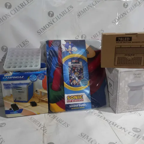 BOX OF APPROXIMATELY 15 ASSORTED ITEMS TO INCLUDE - CAMPINGAZ EURO TRANSFORMER - SONIC THE HEDGE HOG SINGLE DUVET - SOLAR MOTION SENSOR LIGHT ECT