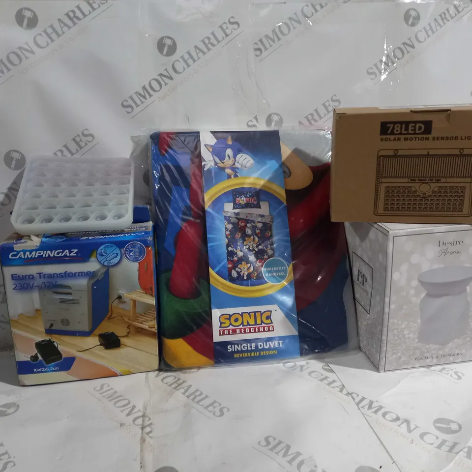 BOX OF APPROXIMATELY 15 ASSORTED ITEMS TO INCLUDE - CAMPINGAZ EURO TRANSFORMER - SONIC THE HEDGE HOG SINGLE DUVET - SOLAR MOTION SENSOR LIGHT ECT