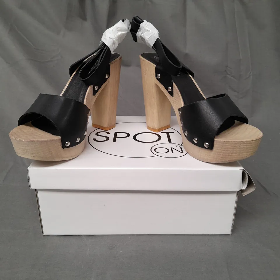 BOXED PAIR OF SPOT ON OPEN TOE HIGH BLOCK HEEL SANDALS IN BLACK SIZE 6