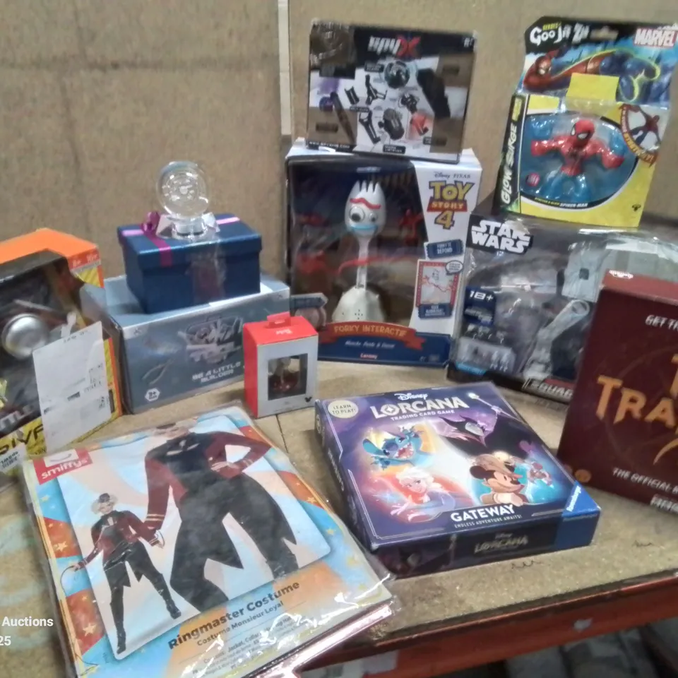 BOX CONTAINING APPROXIMATELY 10 TOYS TO INCLUDE: HEXBUG BATTLE BOT, FORKY INTERACTIVE TOY, THE TRAITORS GAME, STAR WARS AT-AT TOY ETC.