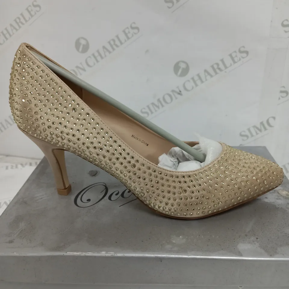 BOX OF APPROXIMATELY 5 PAIRS OF SHOES TO INCLUDE BLACK BOW SHOES, PINK OPEN TOE SANDALS, CHAMPAGNE SATIN HEELS ETC
