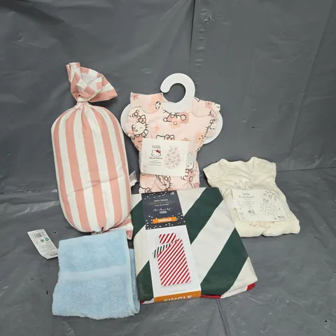 LARGE BOX OF APPROXIMATELY 10 ASSORTED ITEMS TO INCLUDE DUVET SETS, FITTED SHEETS AND BABY SLEEPING BAG