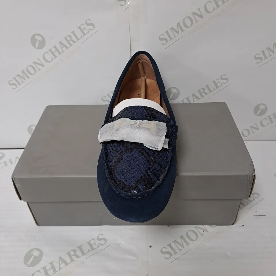 BOXED PAIR OF VIONIC WOMEN'S HONOR DAYNA SHOES - NAVY // SIZE: 7 UK