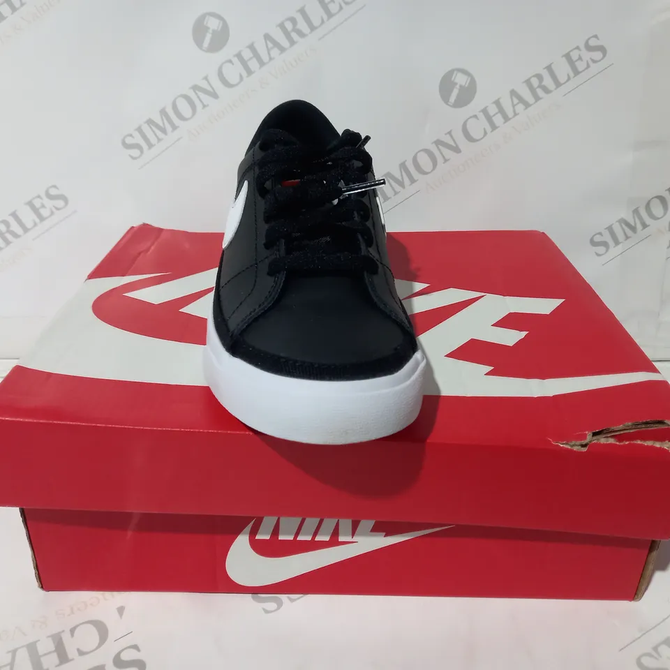 BOXED PAIR OF NIKE COURT LEGACY SHOES IN BLACK/WHITE UK SIZE 4