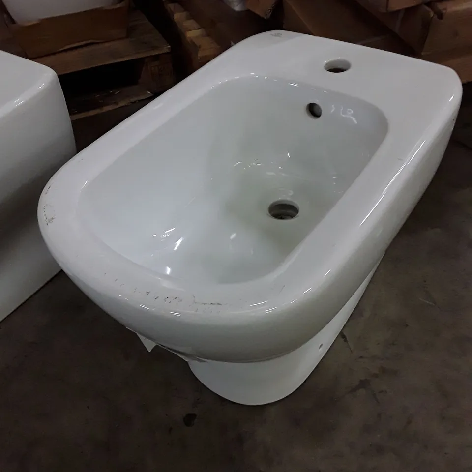 CLOSE COUPLED TOILET PAN