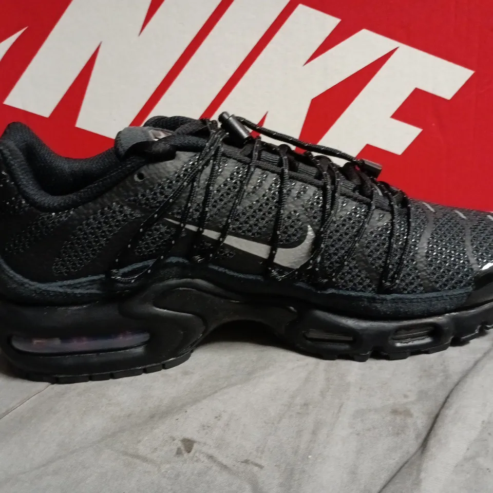 NIKE AIR MAX PLUS UTILITY TRAINERS – BLACK/METALLIC SILVER, UK 6.5 (MEN)