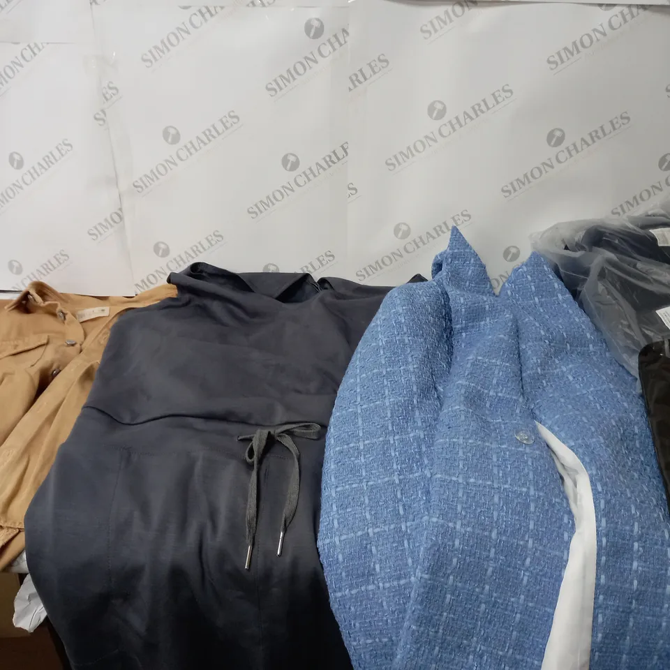 LARGE QUANTITY OF CLOTHING ITEMS TO INCLUDE DRESSES, SWEATERS, JEANS, T-SHIRTS, ETC