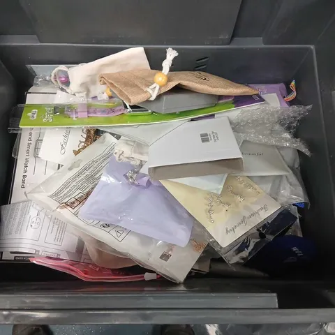 LARGE QUANTITY OF ASSORTED JEWELLERY AND ACCESSORIES