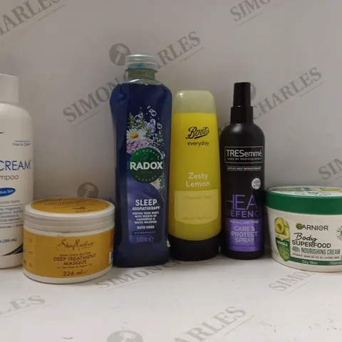 BOX OF APPROX 20 ASSORTED HEALTH AND BEAUTY ITEMS TO INCLUDE - RADOX SLEEP BATH SOAK - VANICREAM SHAMPOO FOR SENSITIVE SKIN - TRESEMME HEAT DEFENCE CARE & PROTECT SPRAY ECT
