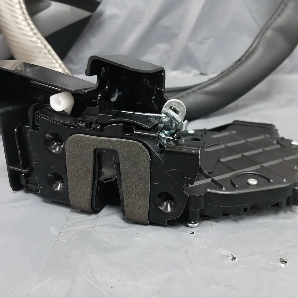 FIVE ASSORTED CAR PARTS TO INCLUDE; VOLVO V50 DOOR LOCK, AUDI S-LINE LICENCE PLATE HOLDER AND STERRING WHEEL COVER