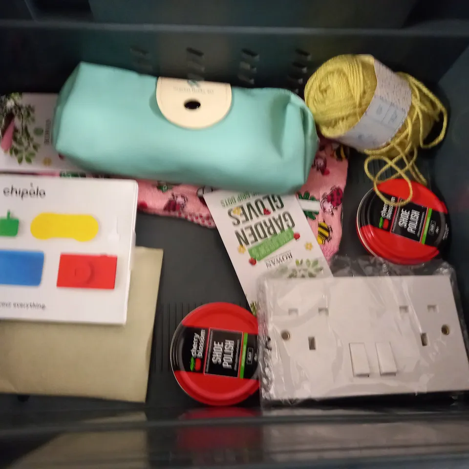 LOT OF ASSORTED HOUSEHOLD ITEMS TO INCLUDE BOLLE GOGGLES, GLAZING FILM AND FROGTAPE