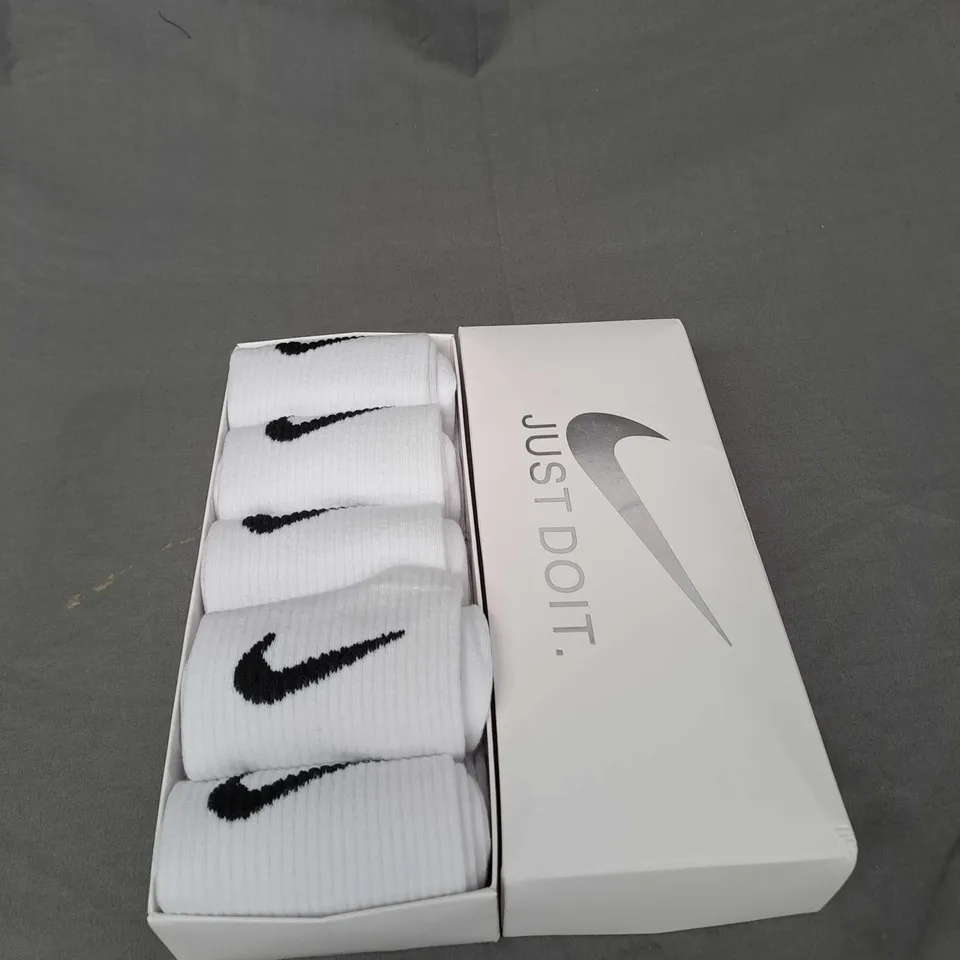 BOXED NIKE CREW SOCKS - X5 PAIRS