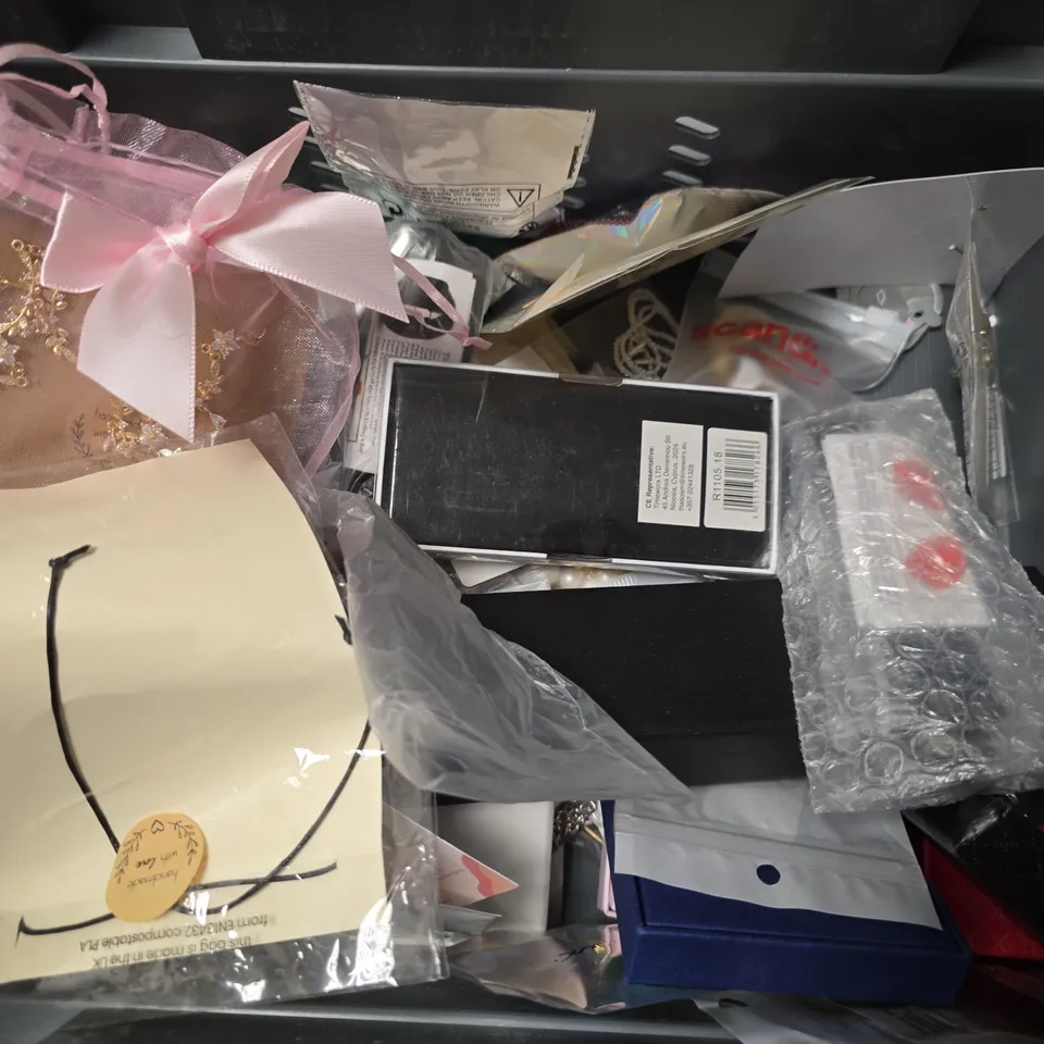 APPROXIMATELY 16 ASSORTED JEWELLERY ITEMS TO INCLUDE - WATCH , NECKLACE , BRACELET ETC