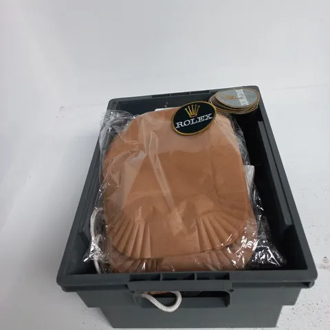 TOTE OF APPROXIMATELY 12 ASSORTED ITEMS TO INCLUDE: YORK 1.25 KG METAL PLATE 