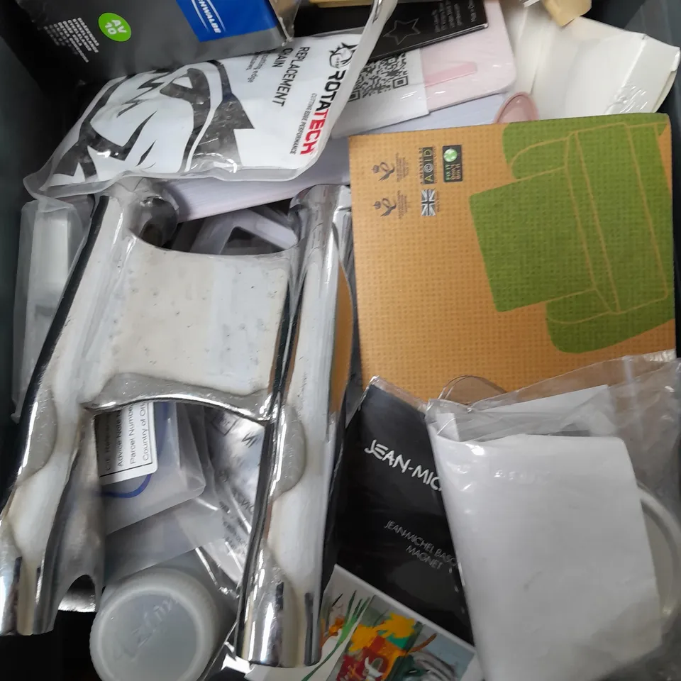 BOX OF APPROXIMATELY 20 ASSORTED ITEMS TO INCLUDE - REPLACEMENT CHAIN, JOURNAL BOOK, TAGS ETC