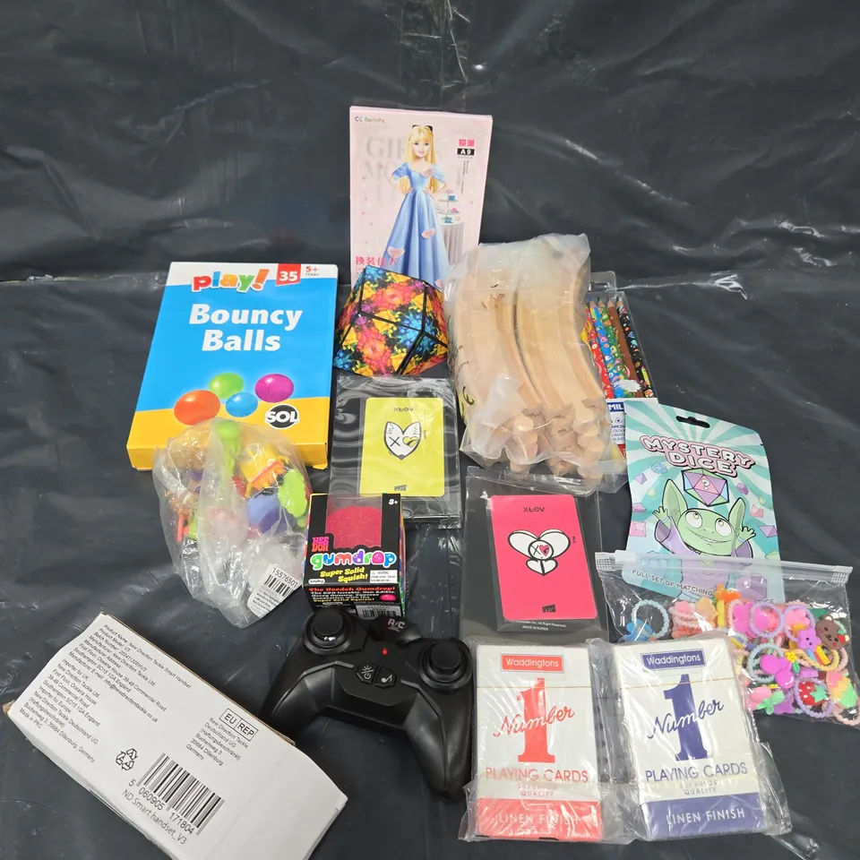 APPROXIMATELY 15 ASSORTED TOYS & GAMES TO INCLUDE BOUNCY BALLS. CARD GAMES AND WOODEN TRACKS 