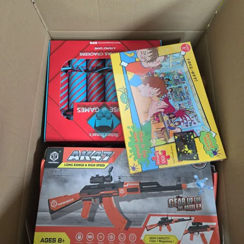 LARGE QUANTITY OF ASSORTED TOYS AND GAMES TO INCLUDE - JIGSAW, TOY GUN AND CHRISTMAS CRACKERS
