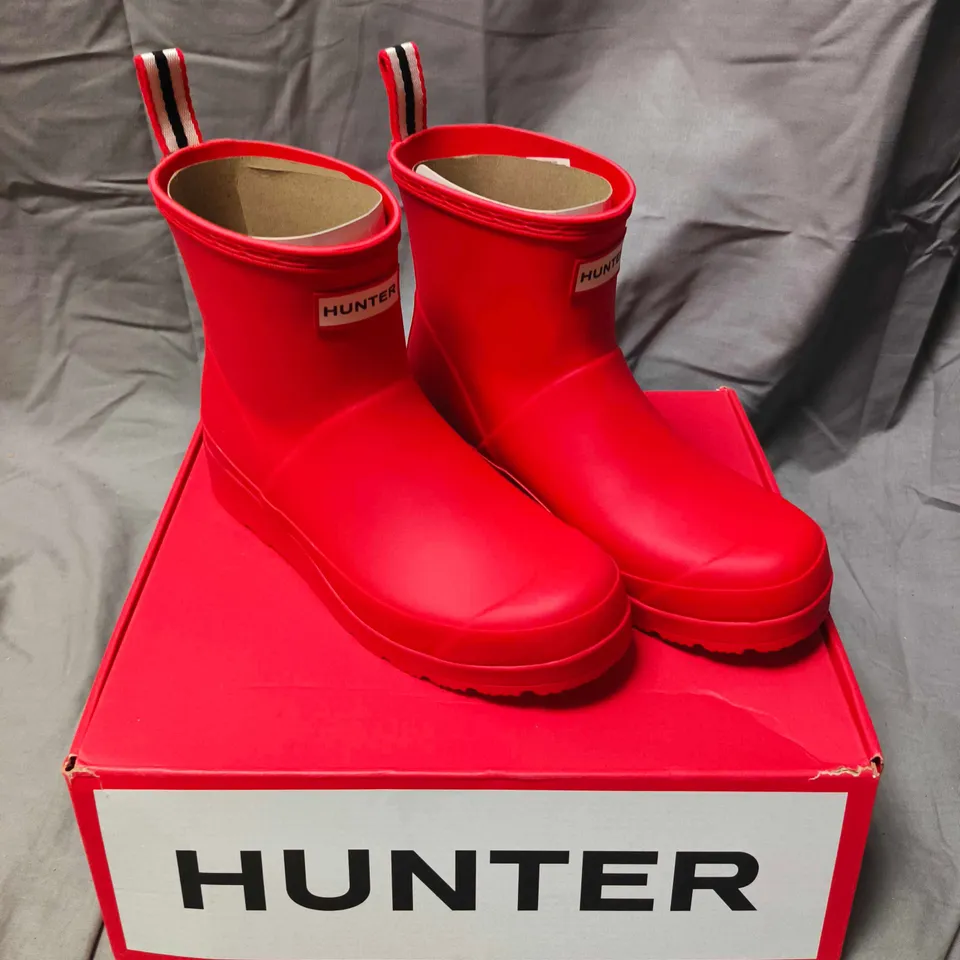 HUNTER PLAY SHORT BOOTS IN RED - 5