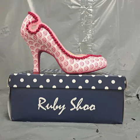 BOXED PAIR OF BUBY SHOO HEELED SHOES IN PINK/WHITE SIZE UK 5