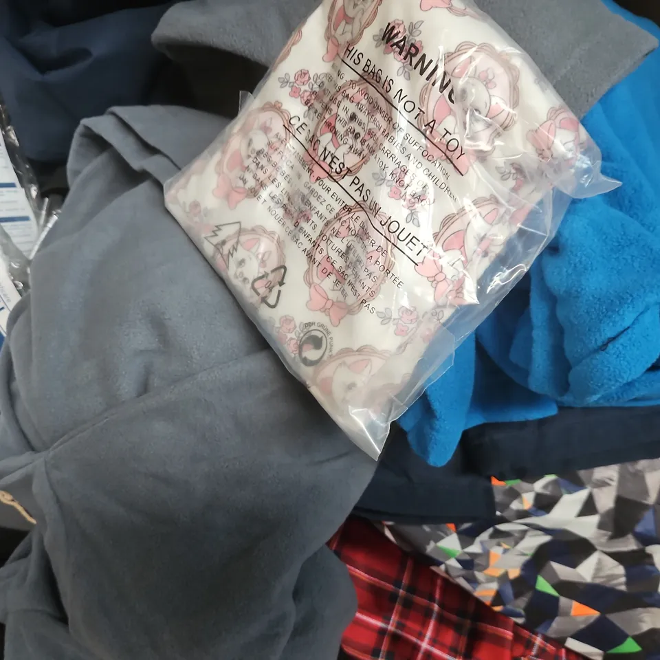 BOX OF APPROXIMATELY 15 ASSORTED KID'S CLOTHING AND FASHION PRODUCTS IN VARIOUS STYLES AND SIZES - COLLECTION ONLY