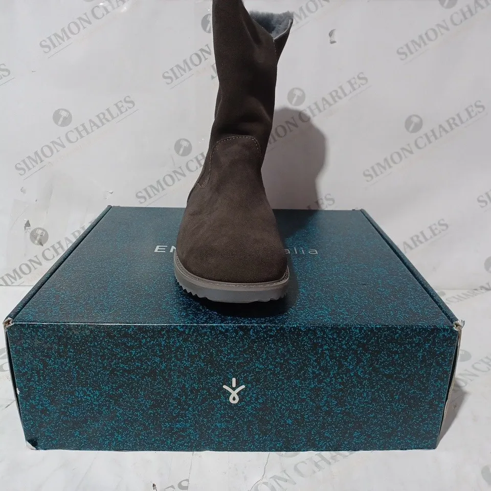 BOXED PAIR OF EMU AUSTRALIA GRAVELLY BOOTS IN CHARCOAL SIZE 7