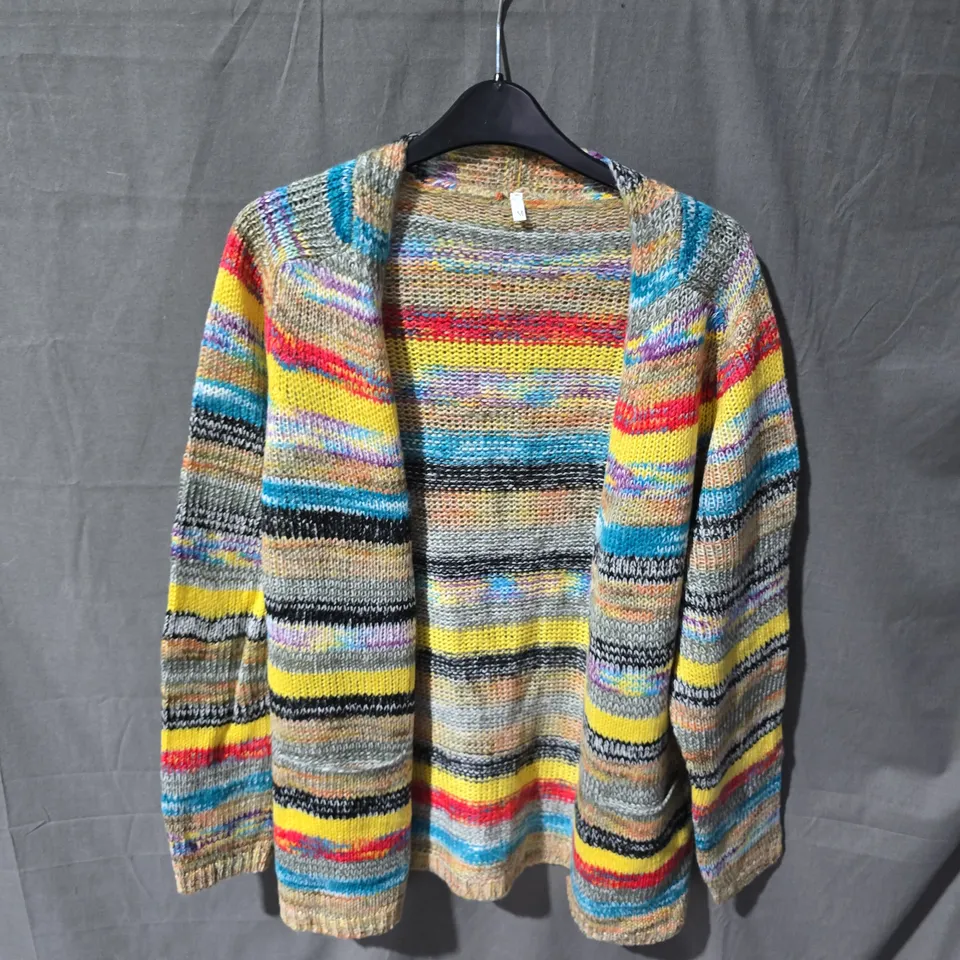 BOX OF APPROXIMATELY 25 CLOTHING ITEMS INCLUDING: MULTICOLOURED CARDIGAN, GOLD CHEST DRESS AND BLUE JEANS