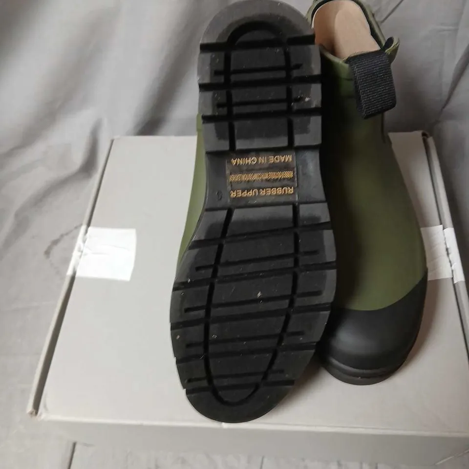 EVERLANE THE RAIN BOOT – SURPLUS OLIVE GREEN, UK 3 (US 5) WOMEN’S