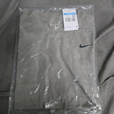 BAGGED NIKE THE NIKE TEE IN GREEN - MEDIUM