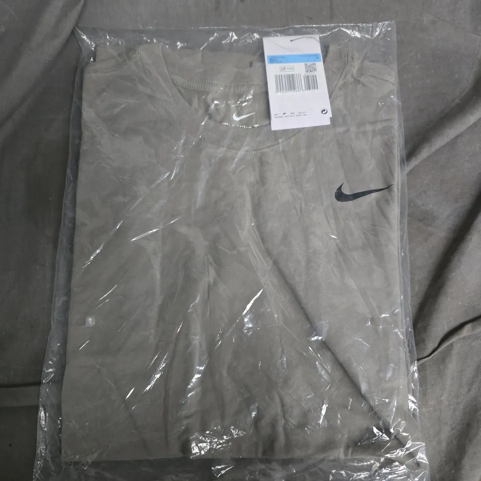 BAGGED NIKE THE NIKE TEE IN GREEN - MEDIUM