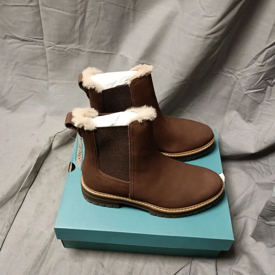 TOMS Bennet Water-Resistant Boots – Oak Brown Nubuck Leather with Faux Fur, UK 5