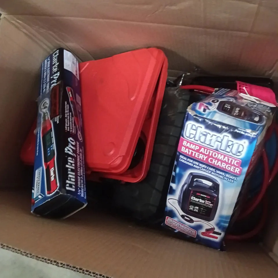 BOX OF ASSORTED TOOLS INCLUDING - 8AMP BATTERY CHARGER, ELECTRIC TORQUE WRENCH